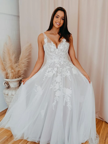 Elegant V-neck A-line Wedding Dresses Tulle Appliqued Gowns WD316