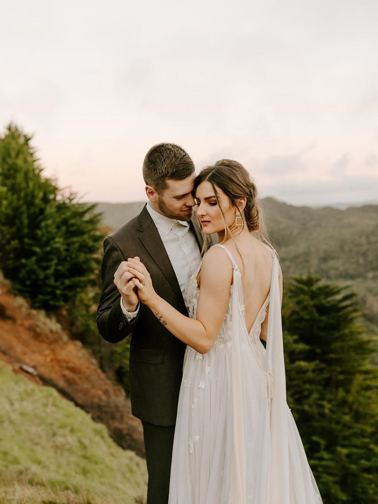 Elegant Sleeveless Tulle Backless Chapel Train Wedding Dresses A-line Bridal Gowns  WD367