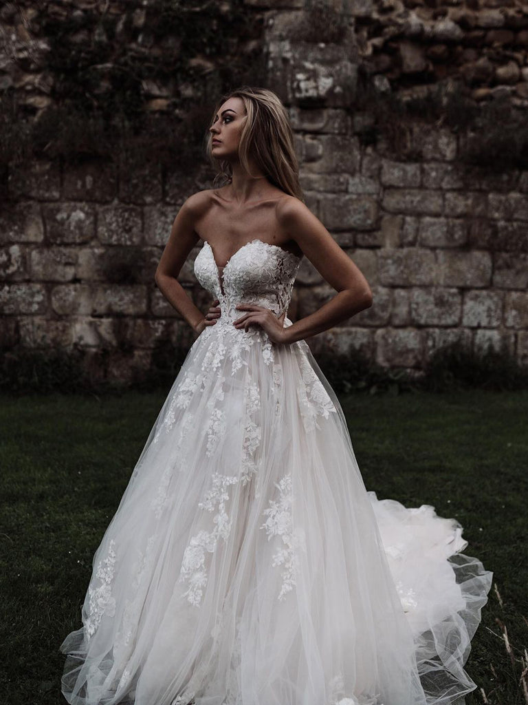 Amazing Sweetheart A-line Wedding Dresses Tulle Appliqued Gowns WD595